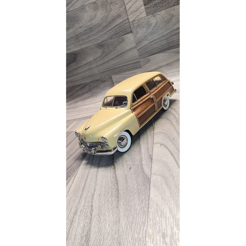 Danbury Mint 1:24 Scale 1949 Mercury Station Wagon Diecast Model Car